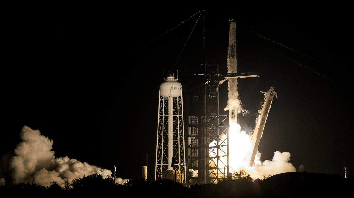 Axiom Space y la Misión Axiom 4 de SpaceX, a bordo de una nueva nave espacial SpaceX Dragon propulsada por un cohete Falcon 9, despegaron del Complejo de Lanzamiento 39A del Centro Espacial Kennedy, en Florida, este 25 de junio de 2025. Axiom 4 lanzó su cuarta misión privada con astronautas a la Estación Espacial Internacional (EEI). Según la NASA, Peggy Whitson, exastronauta de la NASA y directora de vuelos espaciales tripulados en Axiom Space, comandará la misión comercial, mientras que el astronauta Shubhanshu Shukla, de la Organización de Investigación Espacial de la India (ISRO), será el piloto.