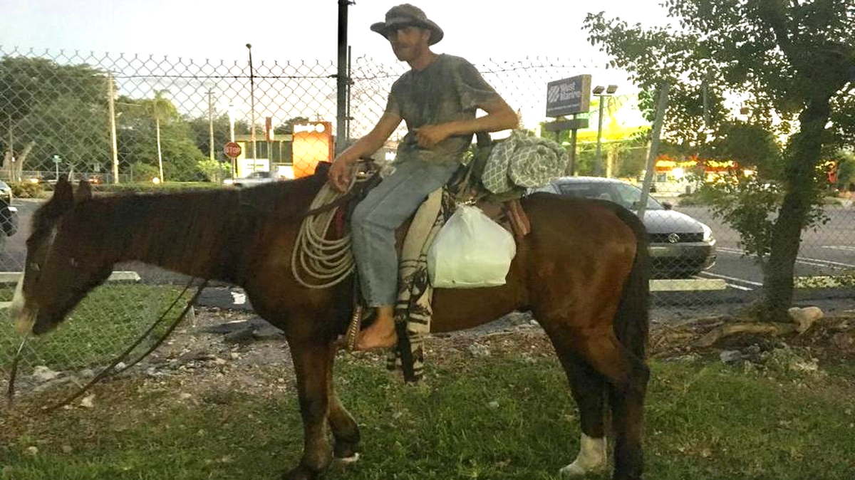 Chris Emerson emprendió el viaje a caballo hace cuatro meses desde Greenwood (Carolina del Sur) rumbo a Cayo Hueso como una forma de superar el mal momento que atravesaba a causa de un divorcio. 