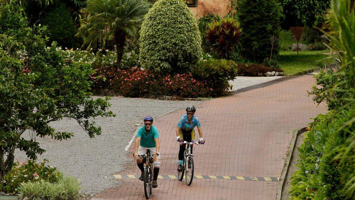 Dos jubilados de Estados Unidos pasean en bicicleta en Valle Escondido, una comunidad residencial en la localidad de Boquete, al oeste de la Ciudad de Panamá.