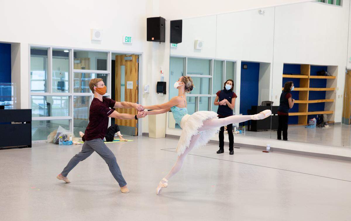 “Es la misma música, la misma coreografía, la misma secuencia de escenas”, dice Lourdes López. Aquí en un ensayo con Chase Swatosh y Hannah Fischer.