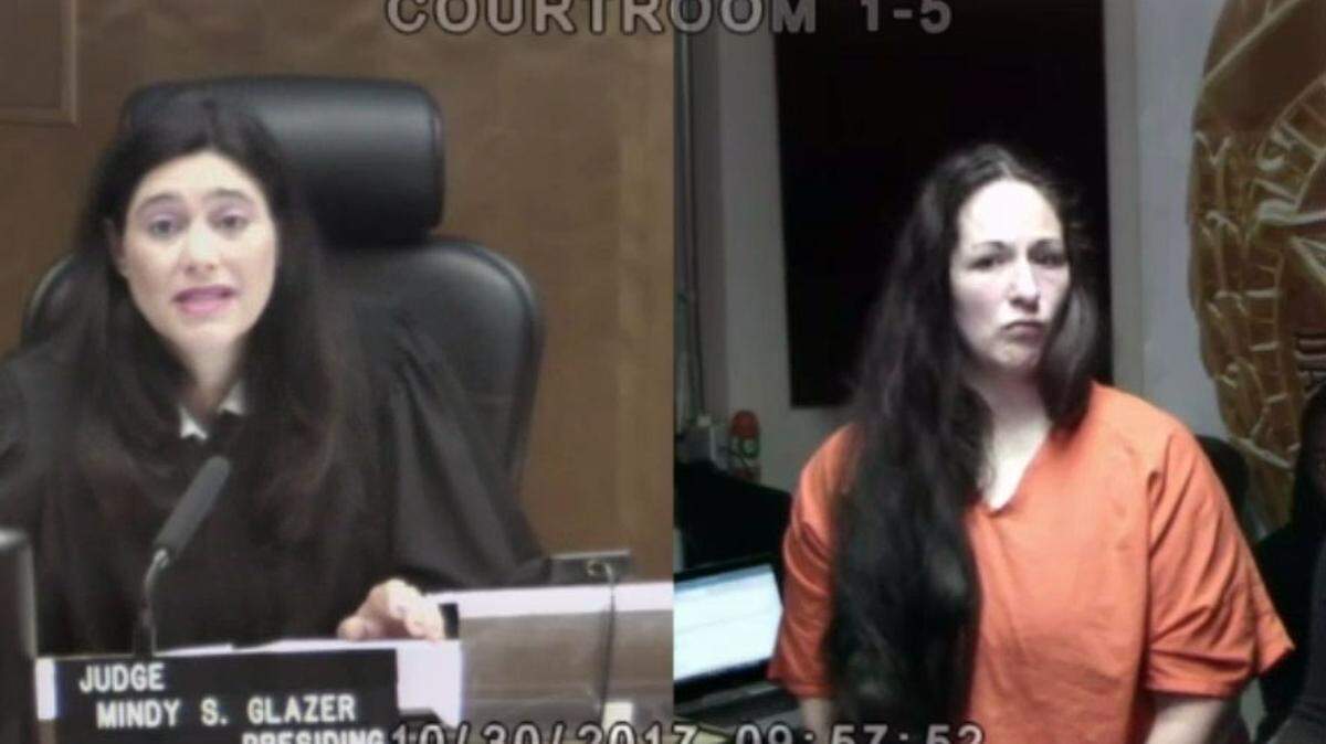 La jueza Mindy Glazer le lee los cargos a Lynn Christi Pelletier.