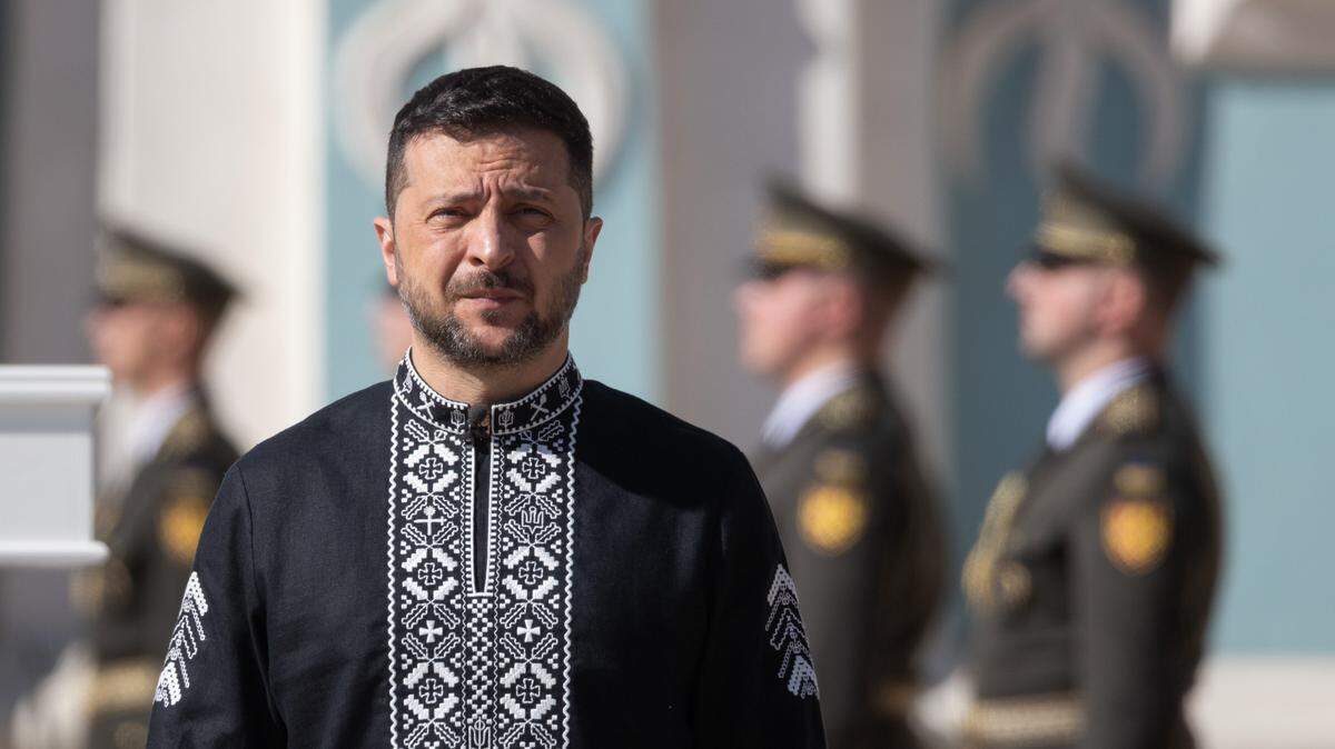 El presidente Volodomir Zelenski, usando una camisa tradicional, participa en una ceremonia para celebrar el aniversario 34 de la independencia de Ucrania de la Unión Soviética, el domingo 24 de agosto de 2025, en Kiev.