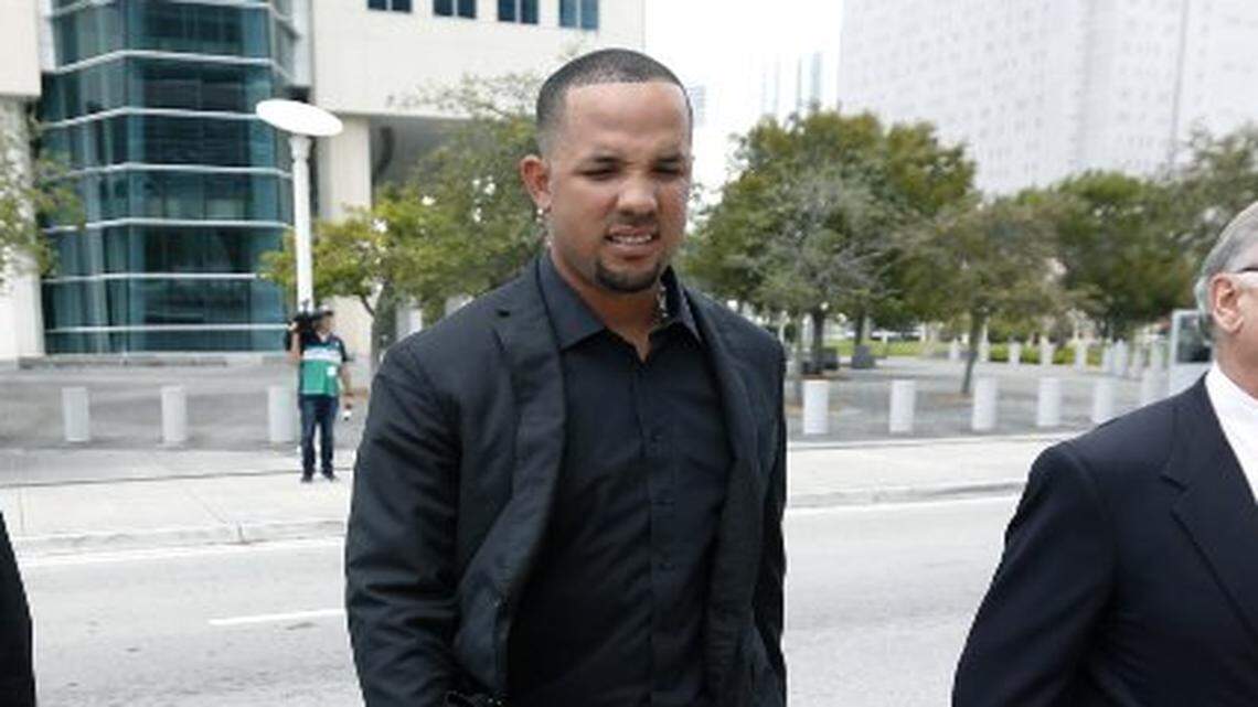 El primera base de los Medias Blancas de Chicago José Abreu (centro) deja la corte federal en Miami durante un receso en el juicio que se le sigue al agente de jugadores Bartolo Hernández y el preparador físico Julio Estrada, que están acusados de contrabando de personas, el 1ro de marzo del 2017.