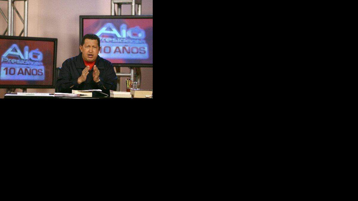 Fotografía cedida el 28 de Mayo de 2009, por el Palacio de Miraflores, en la que se observa al presidente de Venezuela, Hugo Chávez, durante la transmisión del programa especial de "Aló Presidente" desde el Palacio de Miraflores en Caracas.  EFE/PRENSA MIRAFLORES/ SOLO USO EDITORIAL