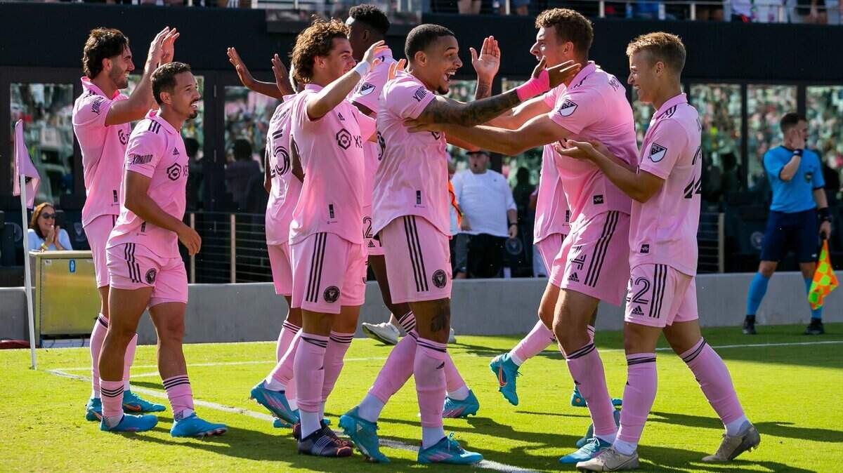 Los jugadores de Inter Miami celebran después de anotar su tercer gol contra New England Revolution durante la segunda mitad de su partido de fútbol de la MLS en el estadio DRV PNK el sábado 9 de abril de 2022 en Fort Lauderdale, Florida.