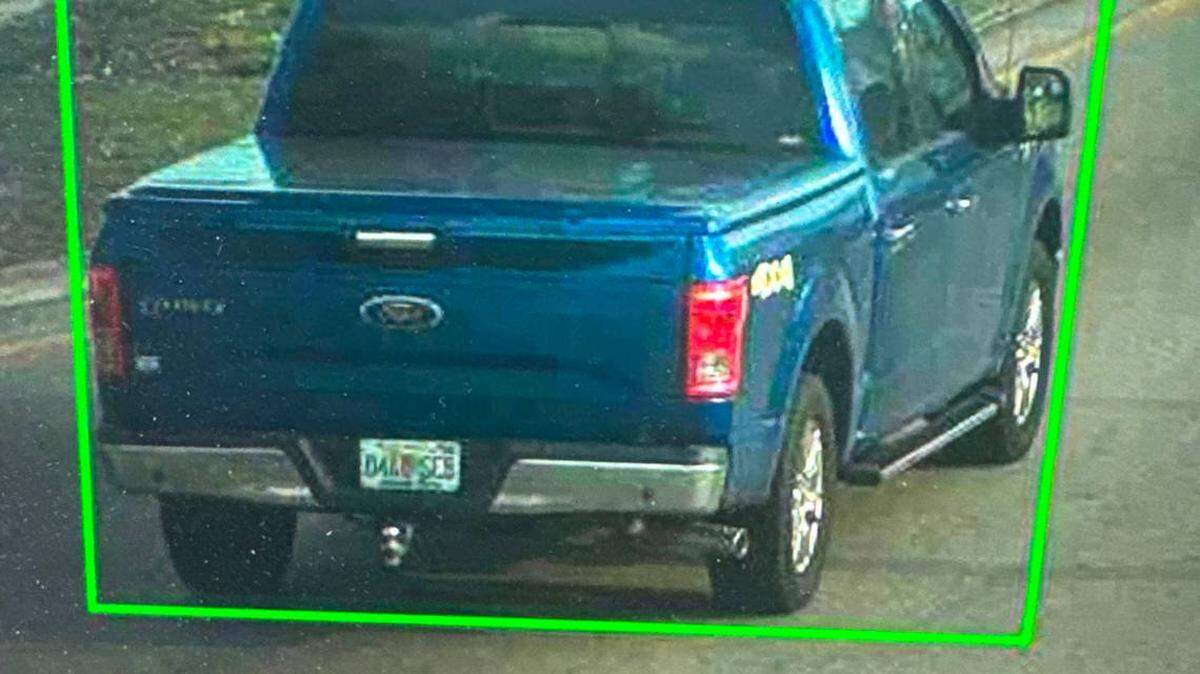 La policía de Miami Gardens busca a un hombre que, según afirma, le disparó a su suegra el lunes 14 de abril de 2025 por la mañana. Luego escapó en una camioneta Ford F-150 azul.
