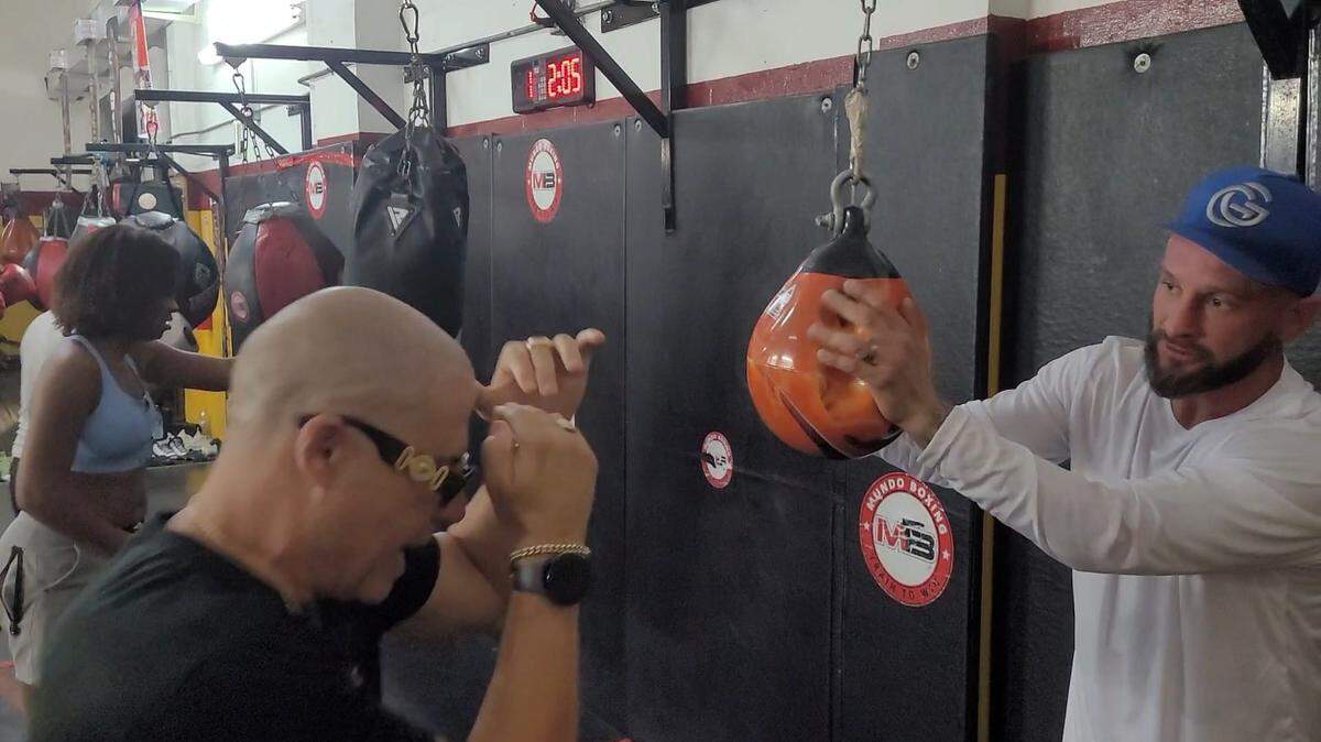 Eric Castaños (izq.) y René Rodríguez muestran a los chicos varios ejercicios de boxeo.