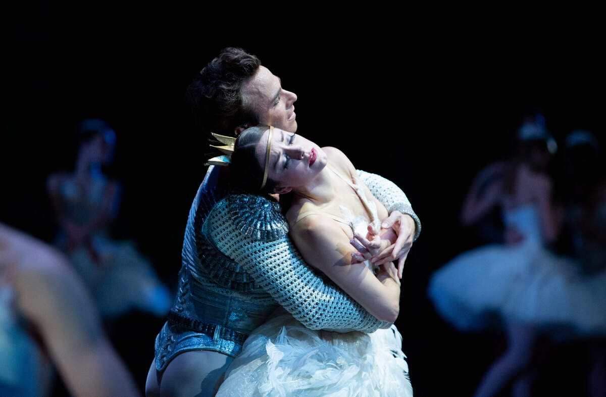 Rainer Krenstetter (Sigfrido) y Jennifer Lauren (Odette) en “El Lago de los Cisnes” de Alexei Ratmansky.