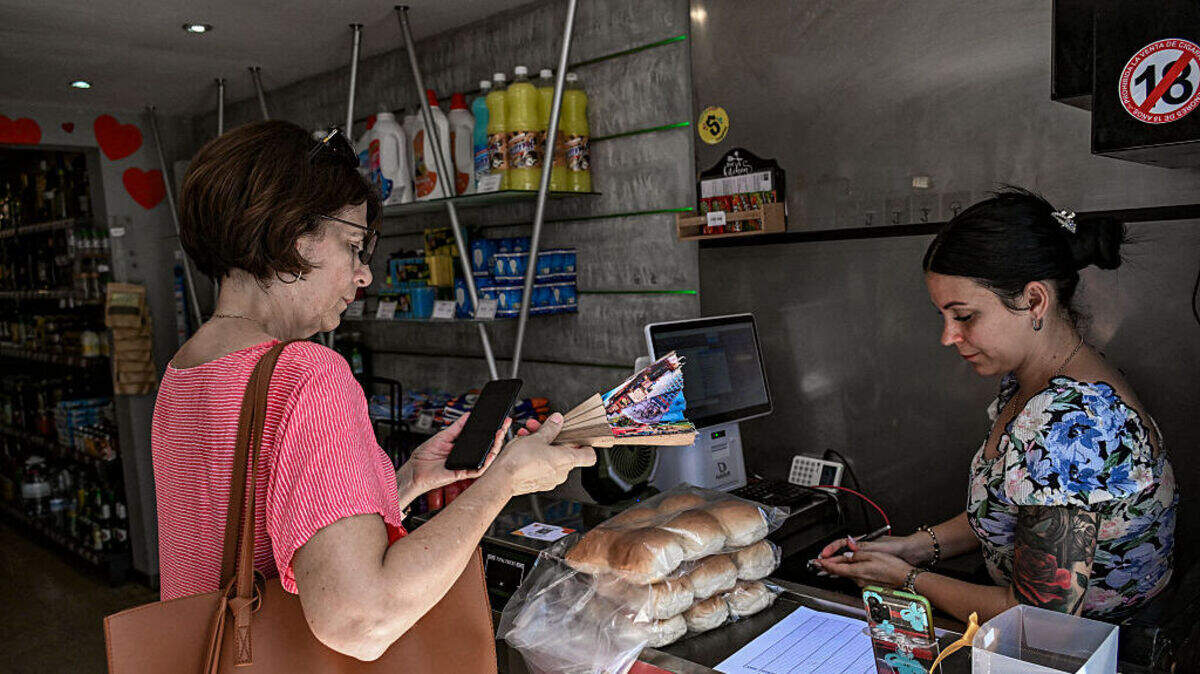 Una mujer compra pan en el comercio privado KO Mercado, en La Habana, Cuba, el 24 de junio de 2026.