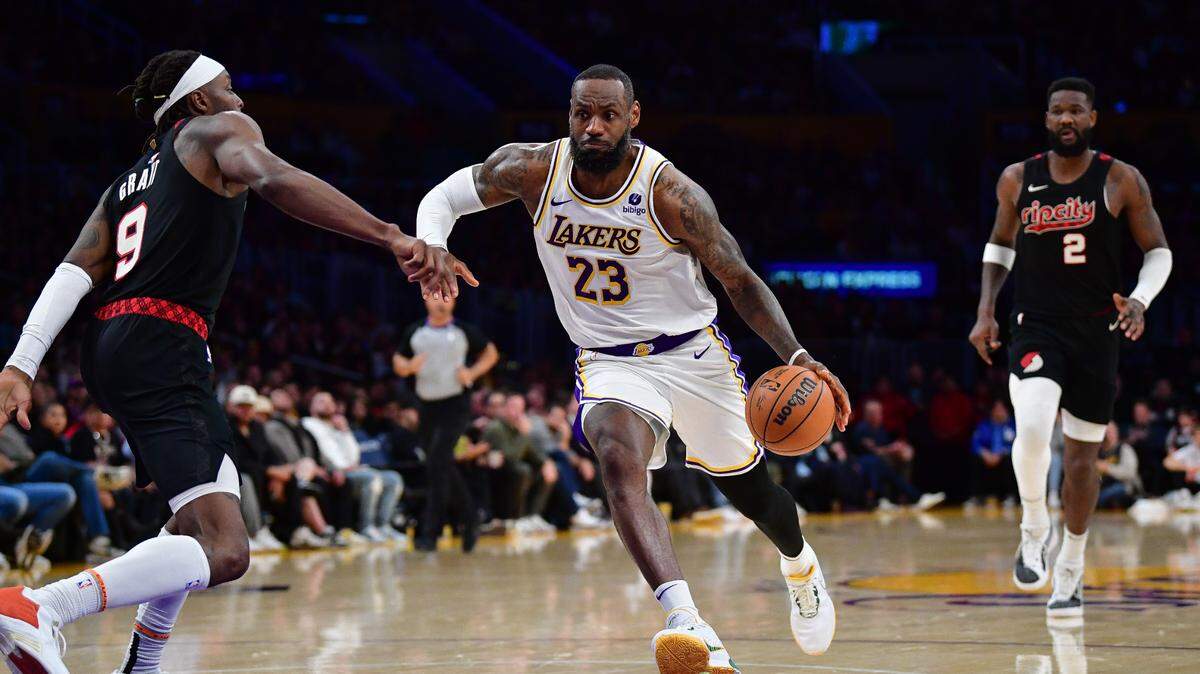 La estrella de los Lakers de Los Angeles LeBron James será titular en el Juego de las Estrellas por vigésimo año consecutivo.