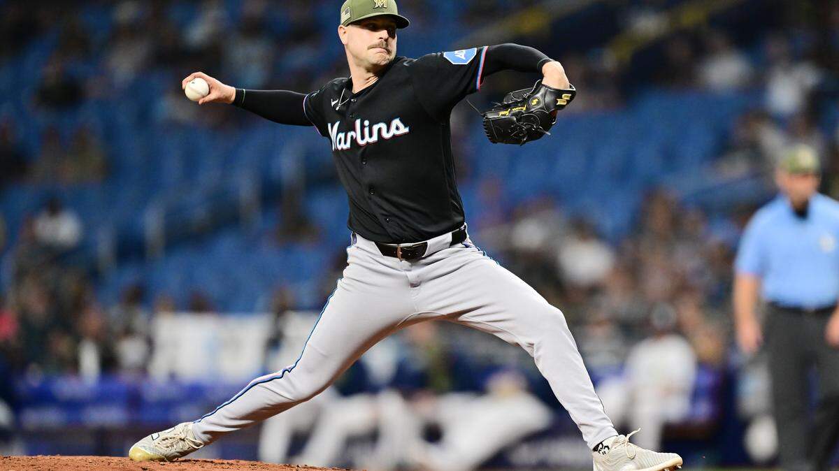 Janson Junk, #26 de los Miami Marlins, realiza un lanzamiento en la tercera entrada contra los Tampa Bay Rays en el Tropicana Field, el 15 de mayo de 2026 en St. Petersburg, Florida.