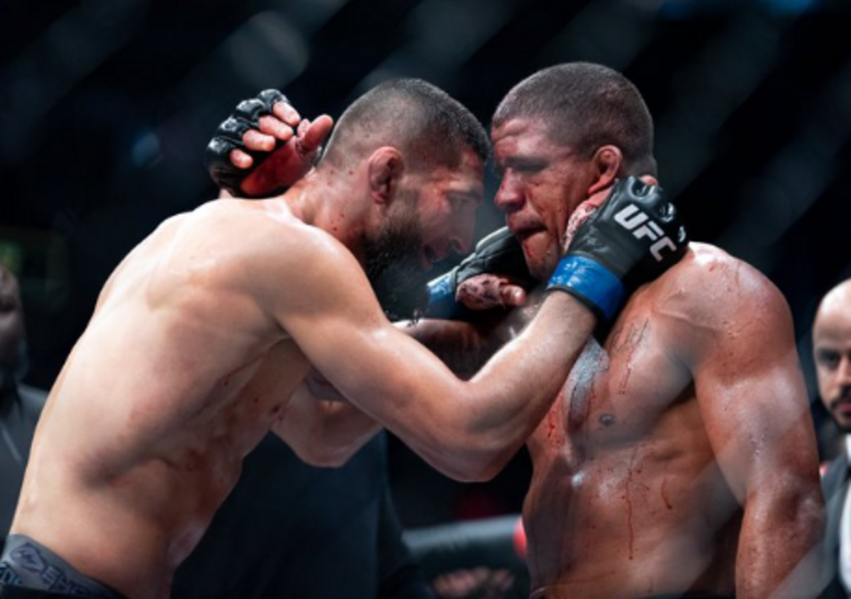 Khamzat Chimaev (izq.) puso de pie a miles de aficionados en la VyStar Veterans Memorial Arena de Jacksonville, Florida, con su triunfo por decisión unánime en la UFC 273 ante el fogueado veterano Gilbert Burns, pero el brasileño conquistó el corazón de la gente con su tremenda oposición.