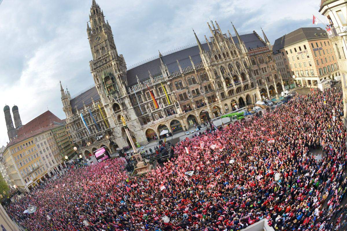 Miles de seguidores del FC Bayern Múnich celebran en Marienplatz, en Munich, Alemania la consecución de un título. Esta es la plaza de celebración por antonomasia en la ciudad bávara.
