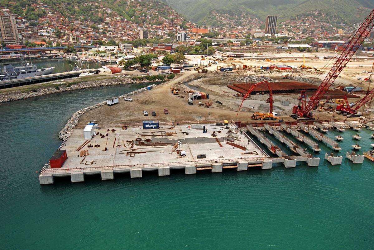 Photo of the La Guaira port outside Caracas under expansion by Portuguese construction company Texeira Duarte.