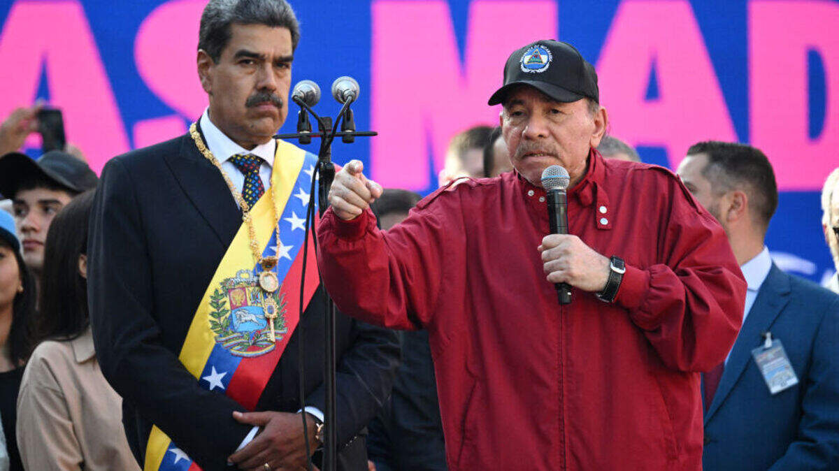 El gobernante de Nicaragua, Daniel Ortega (derecha), pronuncia un discurso durante la toma de posesión del líder de Venezuela, Nicolás Maduro, frente al palacio presidencial de Miraflores en Caracas, el 10 de enero de 2025.