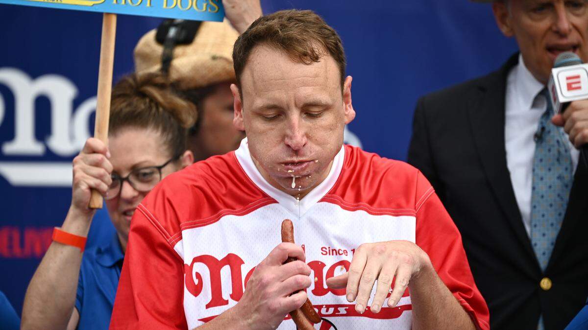El superastro del comer Joey Chestnut superó un retraso por lluvia y engulló su camino hacia otra victoria en el afamado concurso de Nathan’s de comer “hot dogs” el 4 de Julio, devorando 62 perros calientes en 10 minutos, el martes en Nueva York.