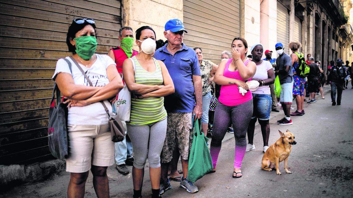 Foto de archivo. En Cuba, las largas filas para obtener comestibles han sido tradicionalmente largas. Ahora, Cuba admite que no tiene suficiente leche para los niños.