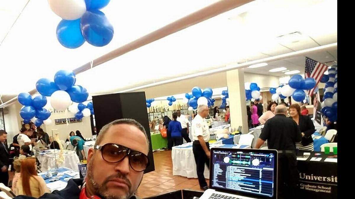 Alfredo Benítez, conocido como DJ Freddy Benz, en una feria de salud de la Policía de Miami el lunes. Benítez fue arrestado el miércoles por la policía del condado. Facebook