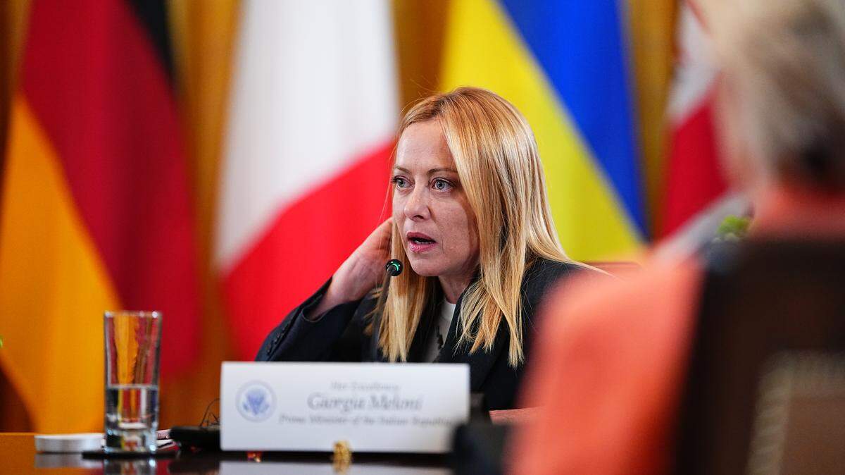 La primera ministra Giorgia Meloni de la República Italiana participa en una reunión multilateral con líderes europeos en el Salón Este de la Casa Blanca en Washington, DC, Estados Unidos, el lunes 18 de agosto de 2025.