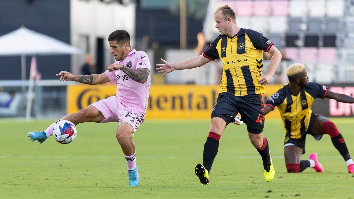 El jugador del Inter Miami Nicolás Stefanelli (izq.) trata de controlar la pelota ante la marca de Chris Allan, del Battery de Charleston, en el partido de dieciseisavos de final de la copa Lamar Hunt, celebrado el 9 de mayo de 2023 en el DRV PNK Stadium de Fort Lauderdale, Florida.
