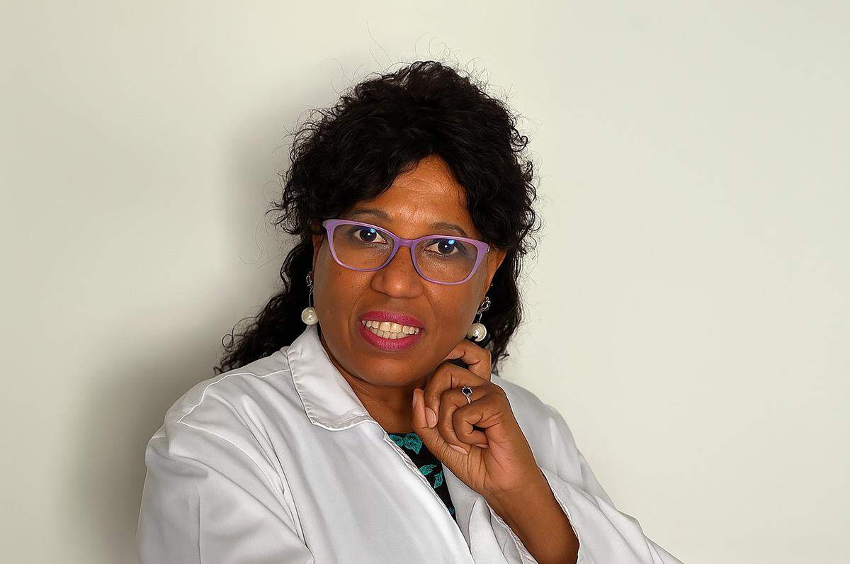 La doctora Heldry González Torres, coautora y co-coordinadora de Nutrirse ConCiencia, es licenciada en Medicina y Cirugía, especialista en Medicina Integral. 