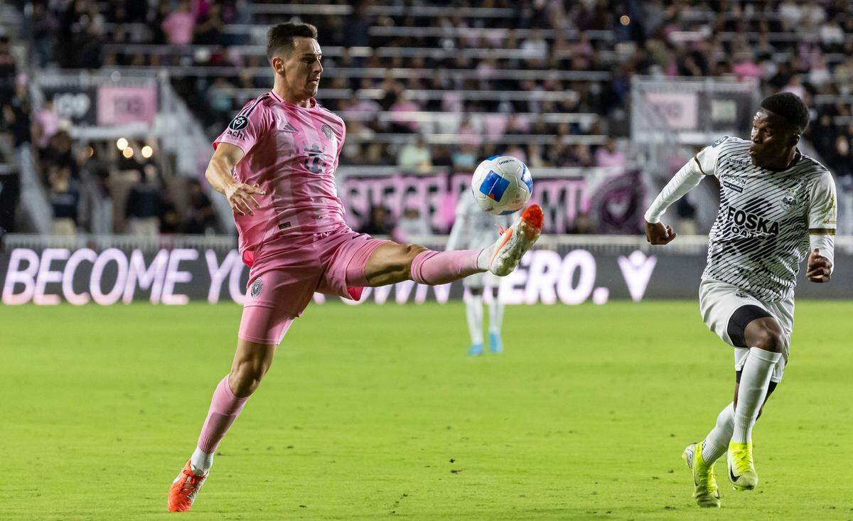 El jugador del Inter Miami Tadeo Allende (izq.) anotó un gol en la victoria de su equipo ante el Cavalier de Jamaica, en el partido celebrado el 6 de marzo de 2025 en el Chase Stadium en Fort Lauderdale, Florida.