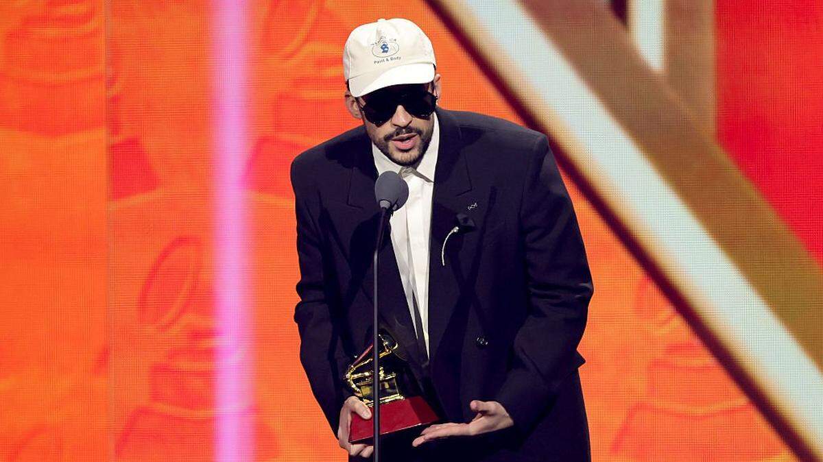  Bad Bunny habla tras recibir el Latin Grammy al Mejor álbum de música urbana por “DeBí TiRAR Más  FOToS”, en la ceremonia efectuada el 13 de noviembre de 2025 en el MGM Grand Garden Arena en Las Vegas, Nevada. 