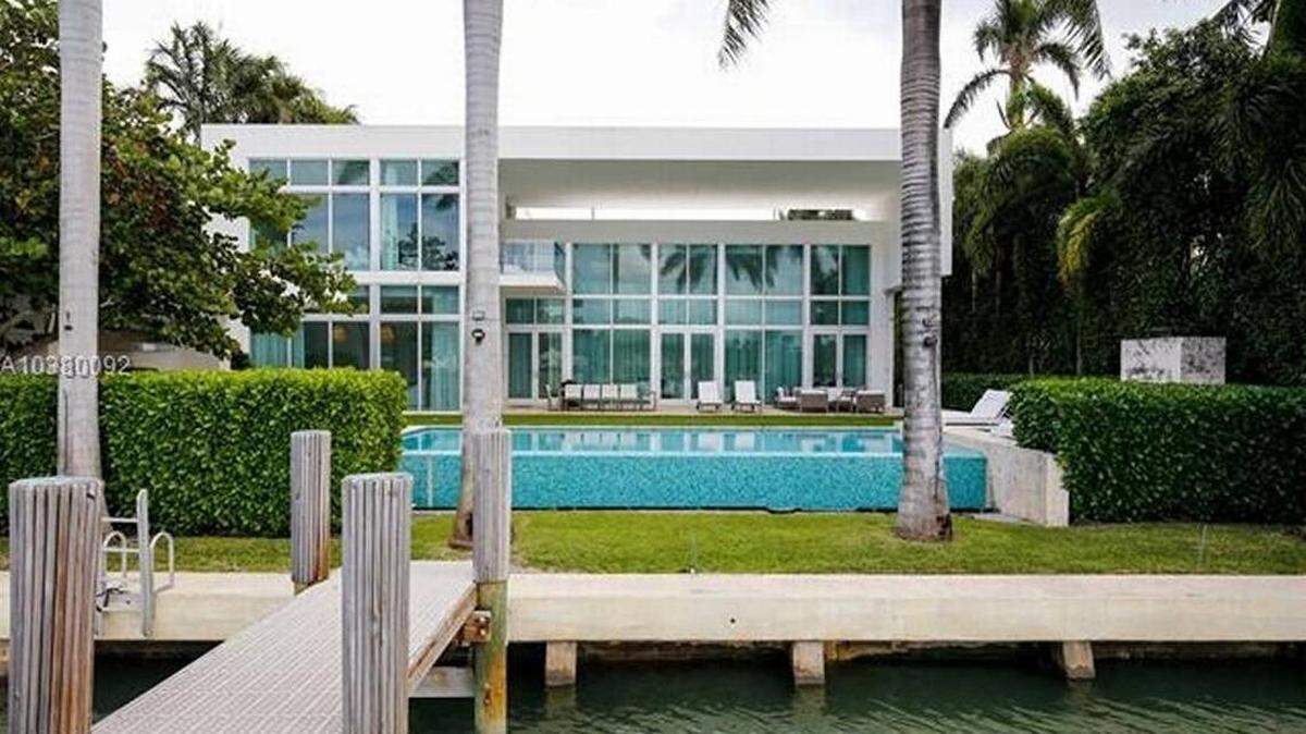 La mansión tiene 11,700 pies cuadrados de espacio, seis dormitorios y 10 baños, una terraza de 100 pies y vistas espectaculares de la silueta de los edificios de Miami.

