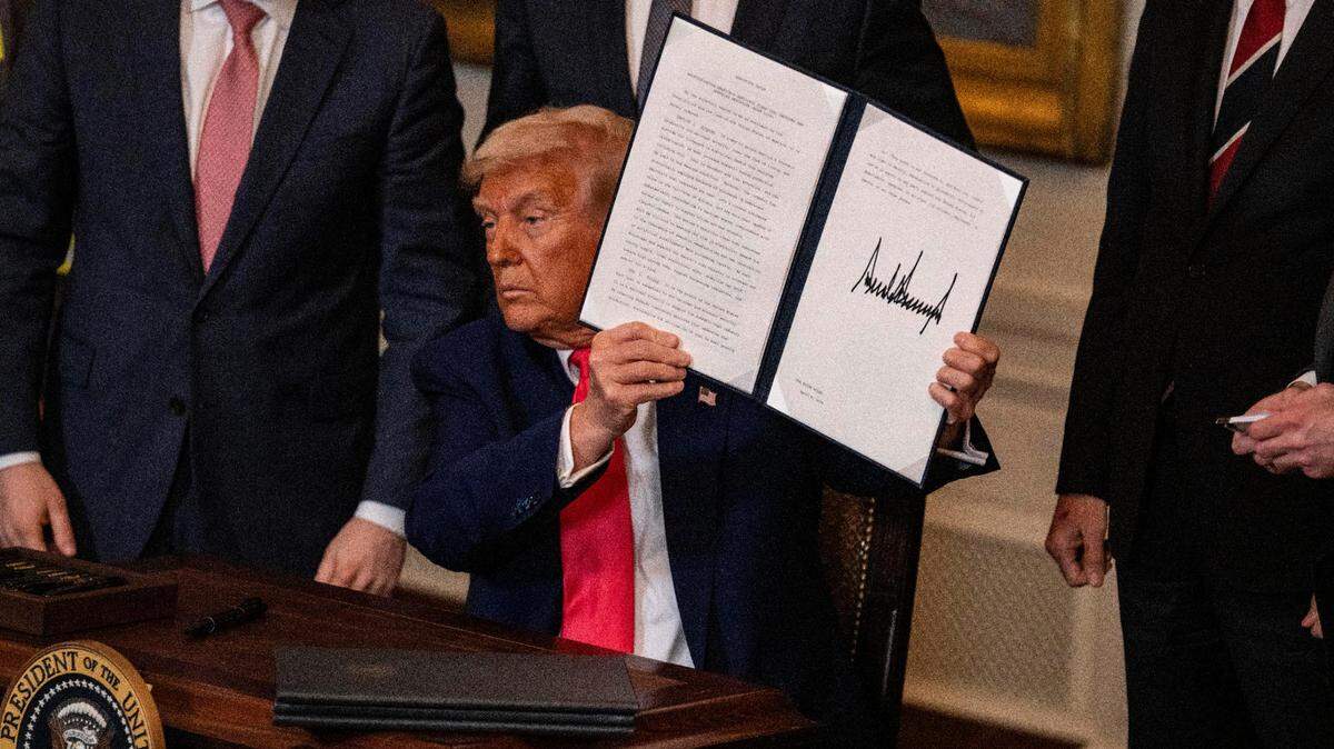 El presidente Donald Trump firma una orden ejecutiva para expandir las actividades mineras y del carbón, durante una ceremonia el martes, 8 de abril de 2025, en la Casa Blanca, Washington DC.