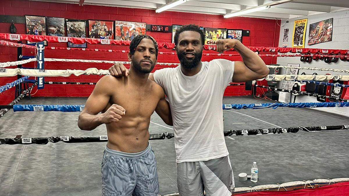 ANDY CRUZ (izq.) junto a Jaron Ennis en el gimnasio de Filadelfia.