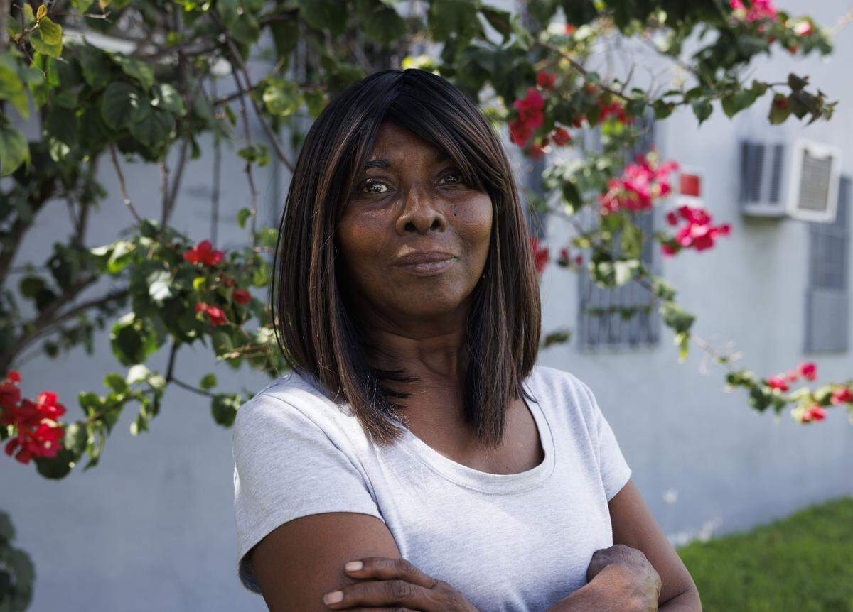 Shirley Phinzee, trabaja de conserje nocturna y necesita su coche ya que trabaja hasta la 1 a.m. “Entre el pago del coche, el seguro y el almacenamiento, no puedo ahorrar lo suficiente para permitarme un lugar propio”, dijo Phinzee. Antes de trabajar para el pastor, Phinzee también sufrió violencia por parte de personas de las que alquilaba habitaciones. “Al menos con mi coche, nadie puede hacerme eso porque es mío”, dijo Phinzee.