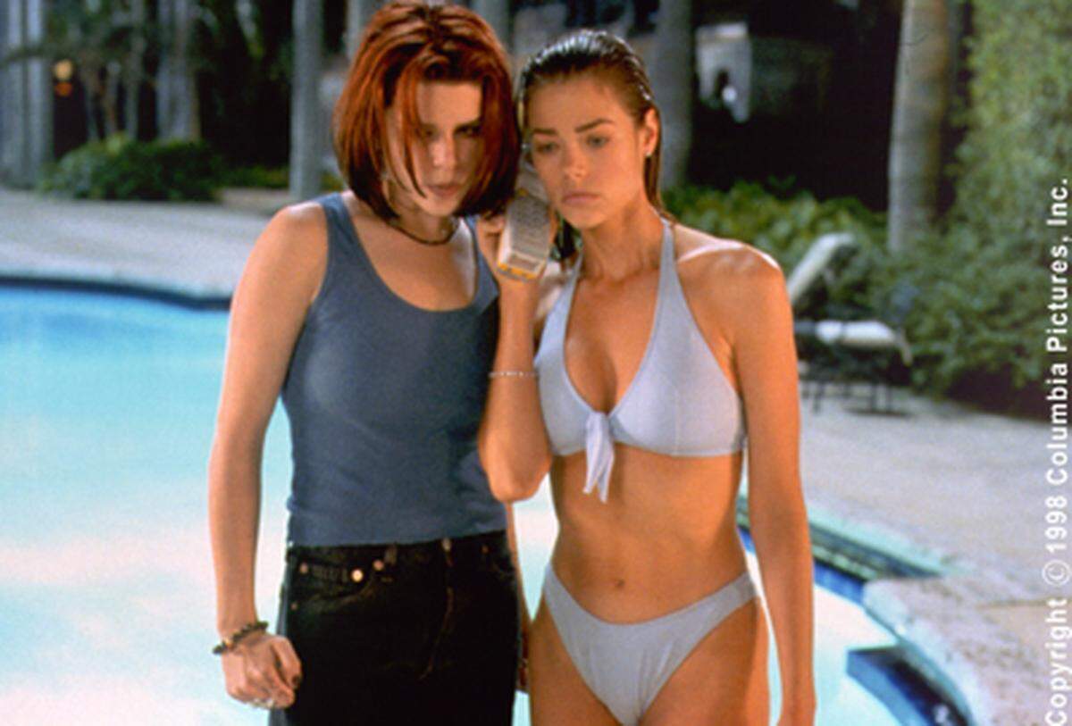 A scene from ‘Wild Things’ (1998) starring Neve Campbell and Denise Richards