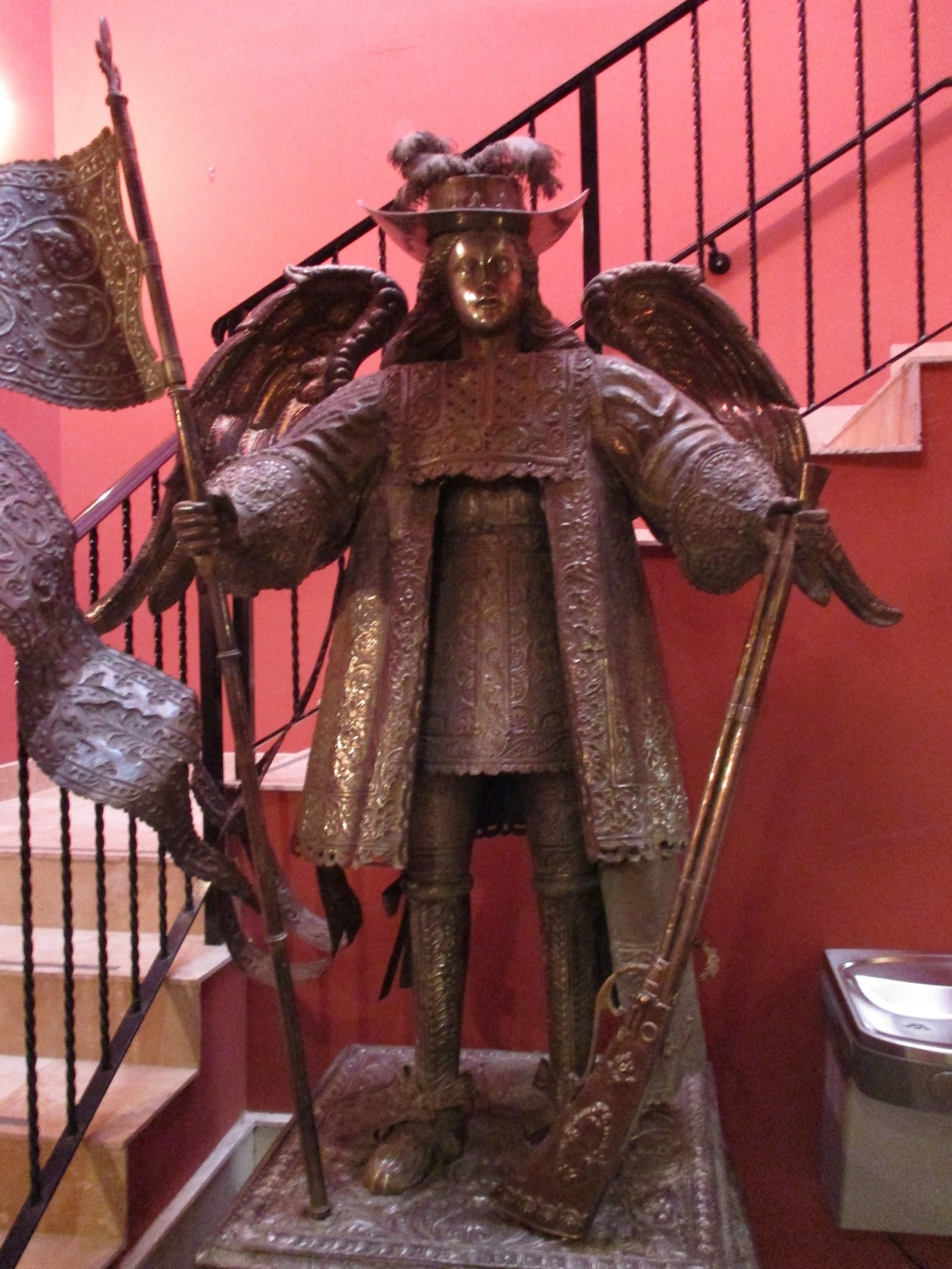 El Arcángel Asiel, con arcabuz y estandarte, realizada por un sacerdote jesuita en Bolivia en el siglo XVII.