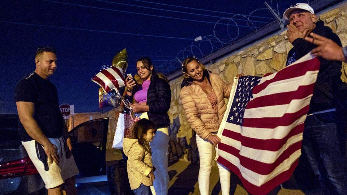 Cubanos y venezolanos, los más afectados por pagos de trámites migratorios congelados