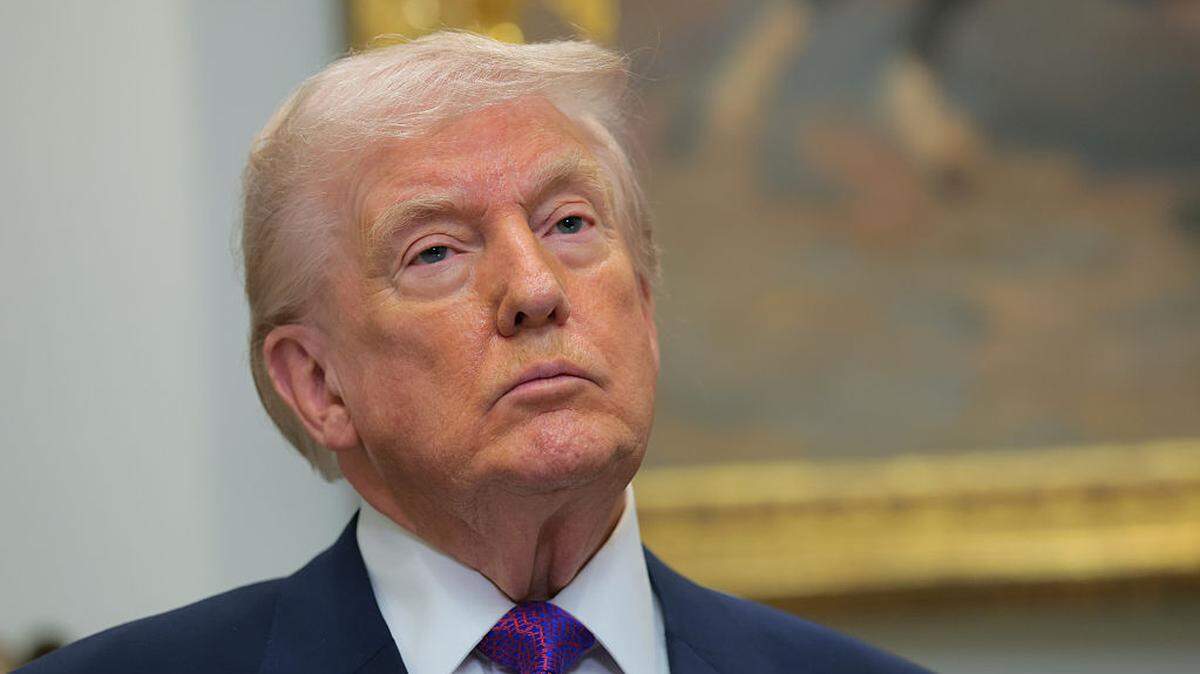 El presidente Donald Trump asiste a un evento para anunciar la revocación de la Declaración de Peligro de 2009 en la Sala Roosevelt de la Casa Blanca, el jueves 12 de febrero de 2026 en Washington, DC. La administración Trump revocará la principal declaración científica de 2009 que permite a la agencia federal EPA regular las emisiones que contribuyen al calentamiento global.