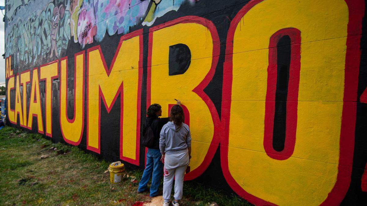 Un colectivo de artistas elaboran un mural para crear conciencia sobre el conflicto armado entre guerrillas en la región colombiana del Catatumbo, el viernes 24 de enero de 2025, en Bogotá.