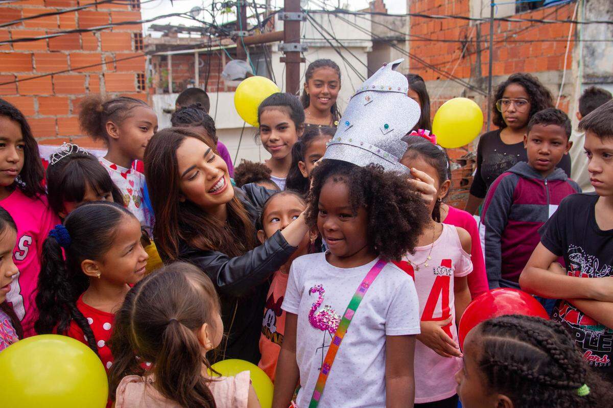Amanda Dudamel dijo que los pañuelos de su colección tienen una misión social, para ayudar a los niños en Venezuela.
