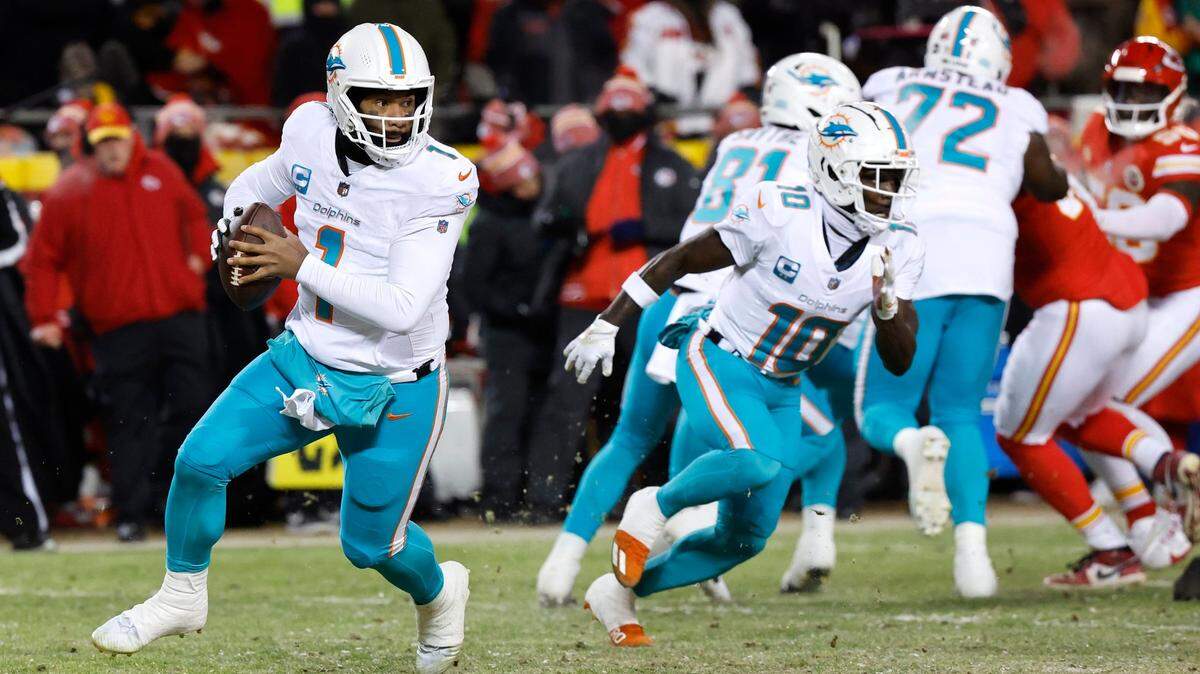 El quarterback de los Dolphins Tua Tagovailoa trata de pasar la pelota en el partido de playoff ante los Chiefs, celebrado el 13 de enero de 2024 en el Arrowhead Stadium en Kansas City, Missouri.