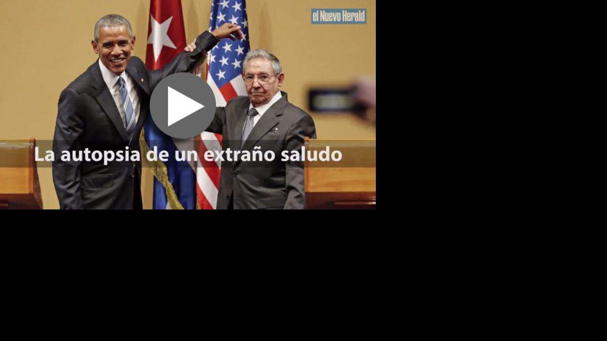 El saludo entre Barack Obama y Raul Castro. 