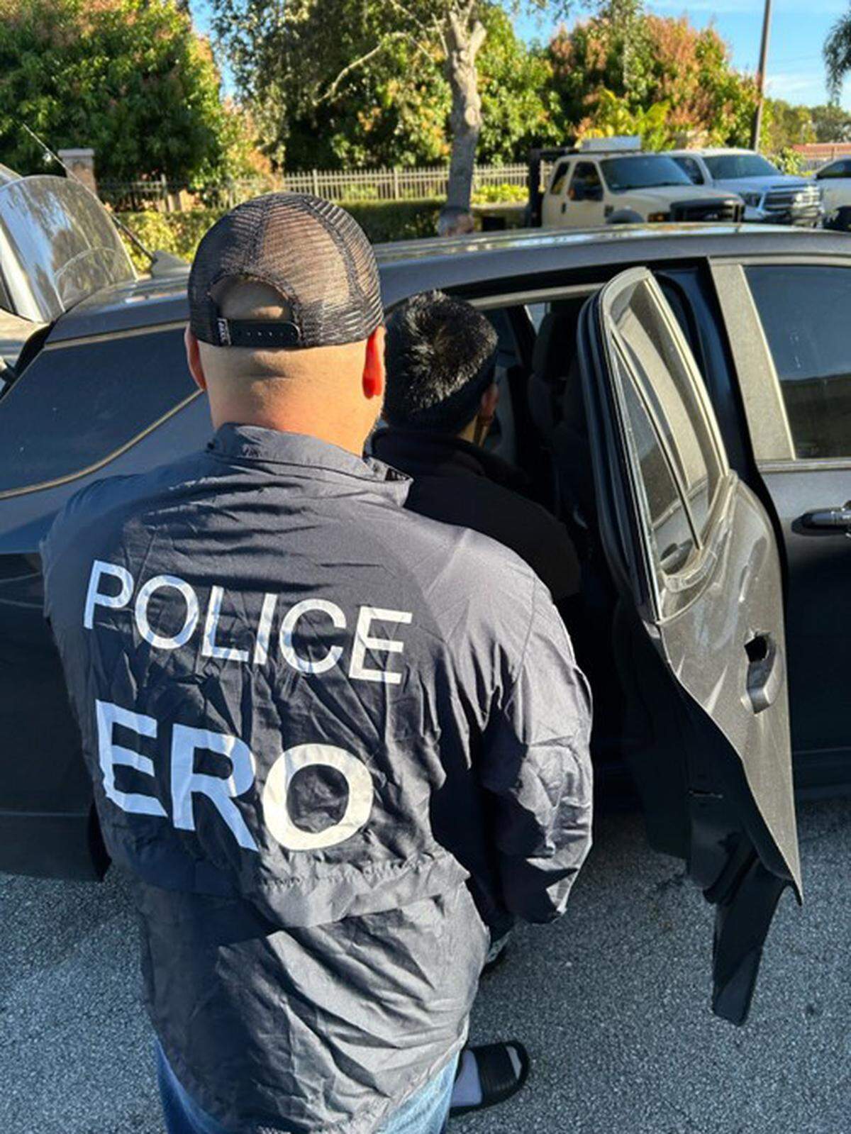 Un agente de Inmigración durante el operativo realizado en Palm Beach, Florida.