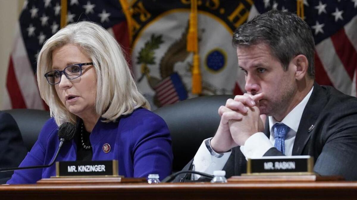 La representante Liz Cheney, republicana de Wyoming, y el representante Adam Kinzinger, republicano de Illinois, escuchan mientras el comité selecto de la Cámara encargado de investigar el ataque del 6 de enero al Capitolio el 19 de enero de 2021. 