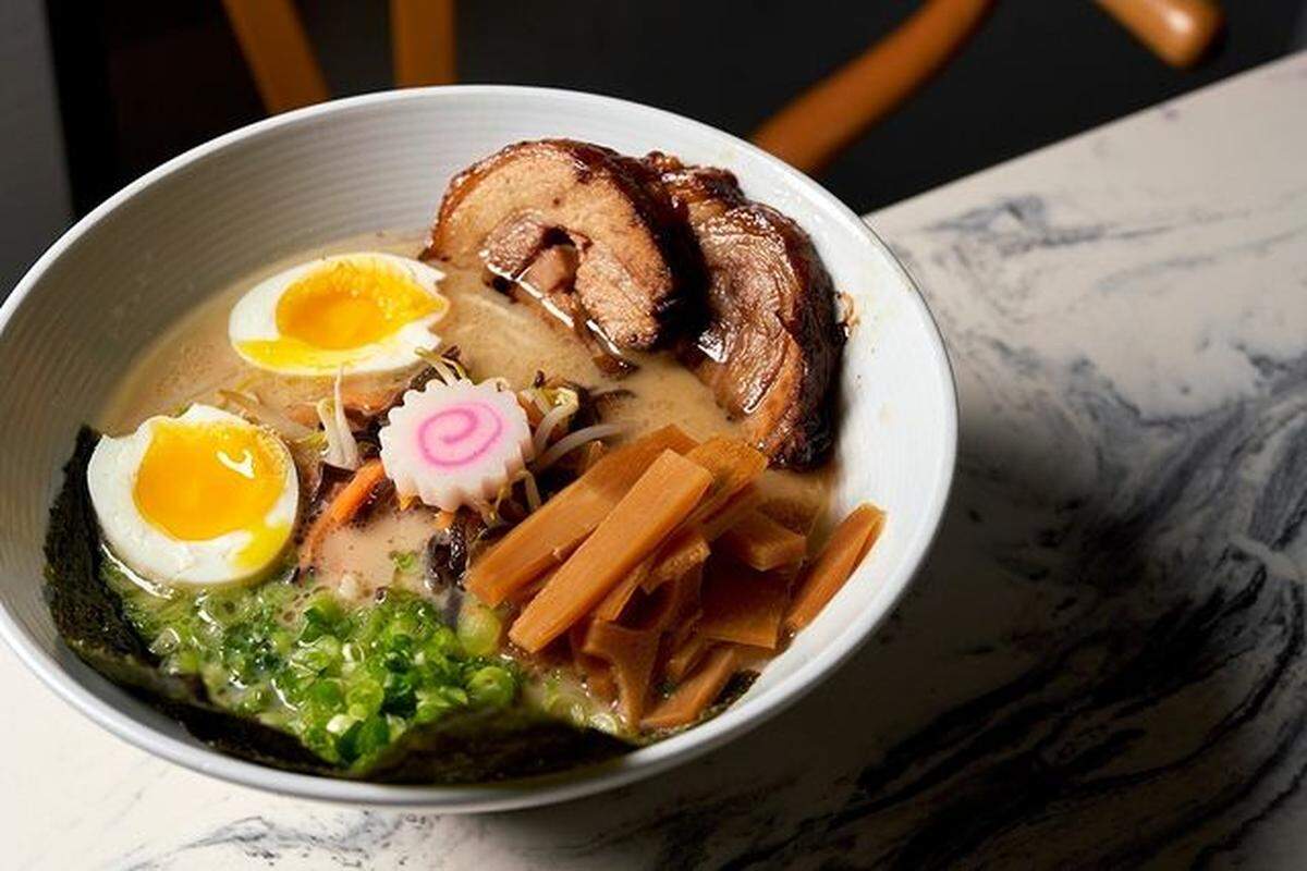 Shokudo, un elegante bistró asiático, sirve todos los clásicos, desde sushi y salteados hasta ramen.
