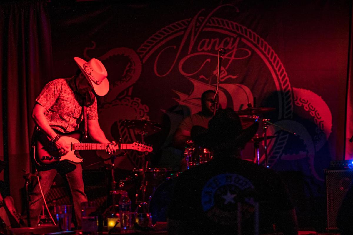 El cubano-estadounidense Ricky Valido, un cantante de música country en ascenso de Hialeah, se presentó en el Bar Nancy en Little Havana, el jueves 20 de abril de 2023.