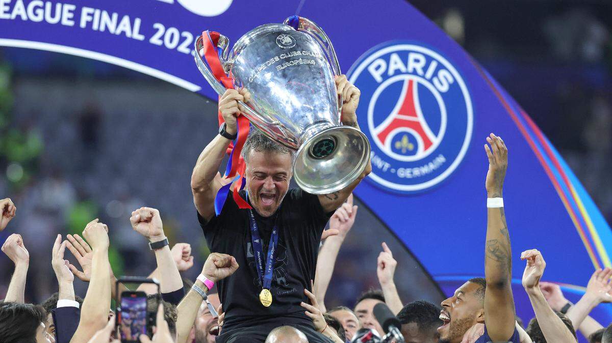 El entrenador del Paris Saint-Germain Luis Enrique levanta el trofeo que ganó su equipo tras coronarse en la Liga de Campeones al vencer el sábado al Inter de Milán, en la final celebrada en Munich, Alemania.