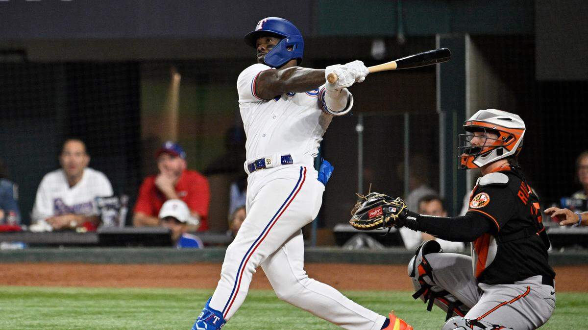El jardinero de los Rangers Adolis García bateó un jonrón de tres carreras en el segundo inning del partido ante los Orioles de Baltimore, celebrado el 10 de octubre de 2023 en el Globe Life Field de Texas.