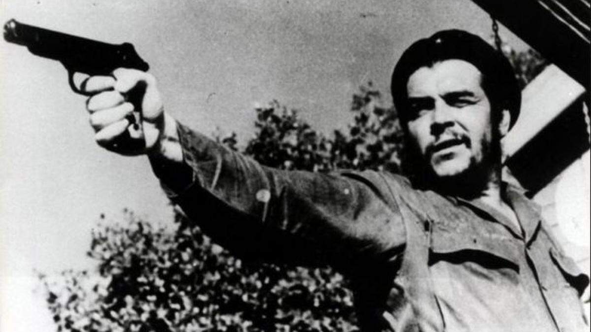 Ernesto Guevara apunta con su pistola. Se cuentan por centenares los fusilados bajo sus órdenes.
