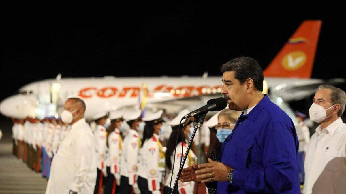 Esta fotografía divulgada por la oficina de prensa del palacio de Miraflores muestra al presidente de Venezuela, Nicolás Maduro, hablando a su llegada al Aeropuerto Internacional José Martí en La Habana el 13 de diciembre de 2021, en vísperas de la XX Cumbre de la Alianza Bolivariana para los Pueblos de Nuestra América.  (Foto de Presidencia venezolana / AFP) /  Getty Images)