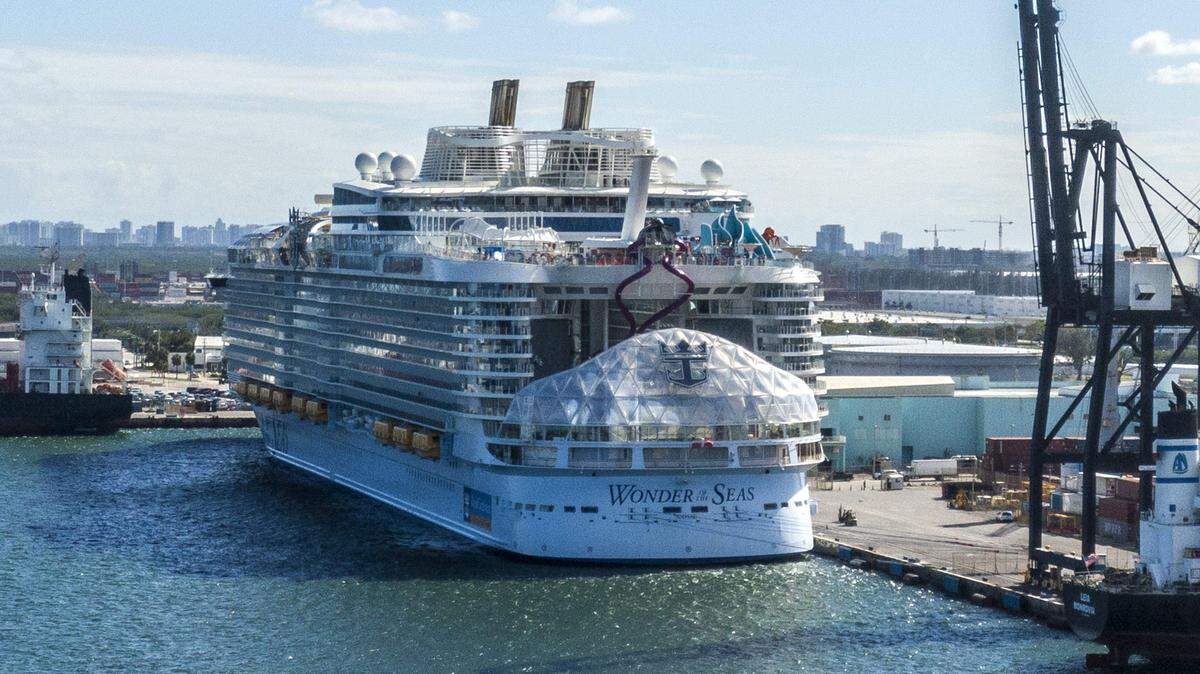 Vista del Wonder of the Seas de Royal Caribbean en Port Everglades, Fort Lauderdale, en 2022.