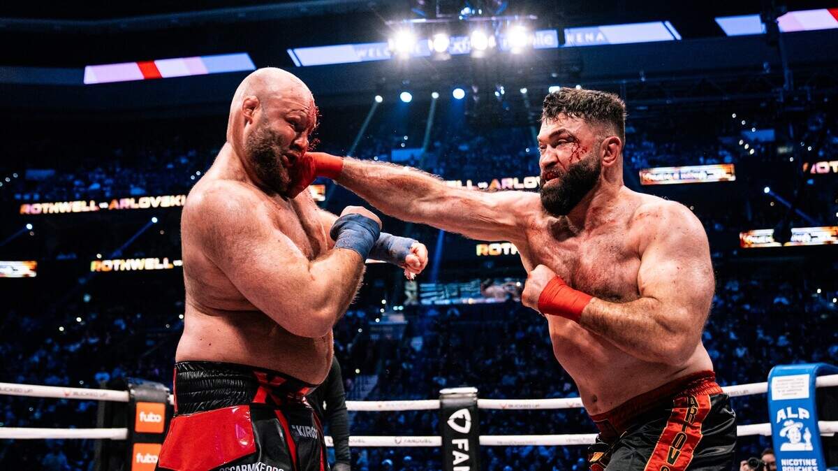 Andrei Arlovski (der.) derrotó por nocaut técnico a Ben Rothwell en el peso pesado de BKFC, en la pelea estelar de KnuckleMania 6, celebrada el sábado en Filadelfia.