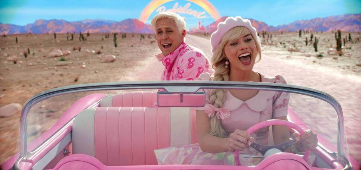Ryan Gosling, como Ken, y Margot Robbie en el papel de Barbie, en la película de la Warner Bros., “Barbie” salen de Barbieland en busca del mundo de verdad.